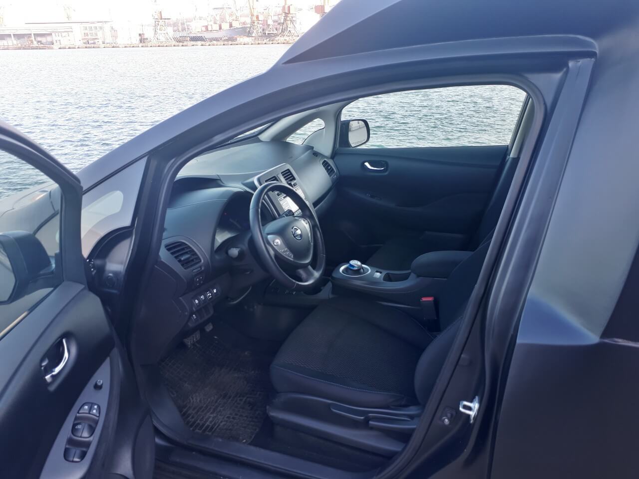 Салон стандартного Nissan LEAF Салон стандартного Nissan LEAF
