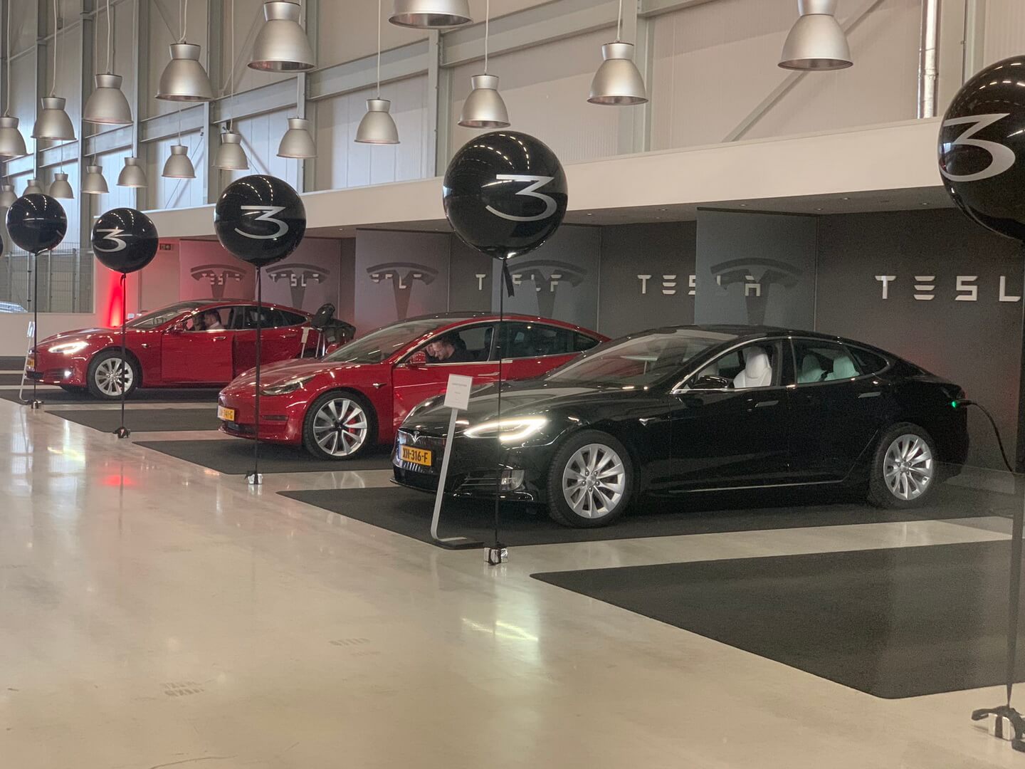 Tesla начала поставки Model 3 в Европу Tesla начала поставки Model 3 в Европу