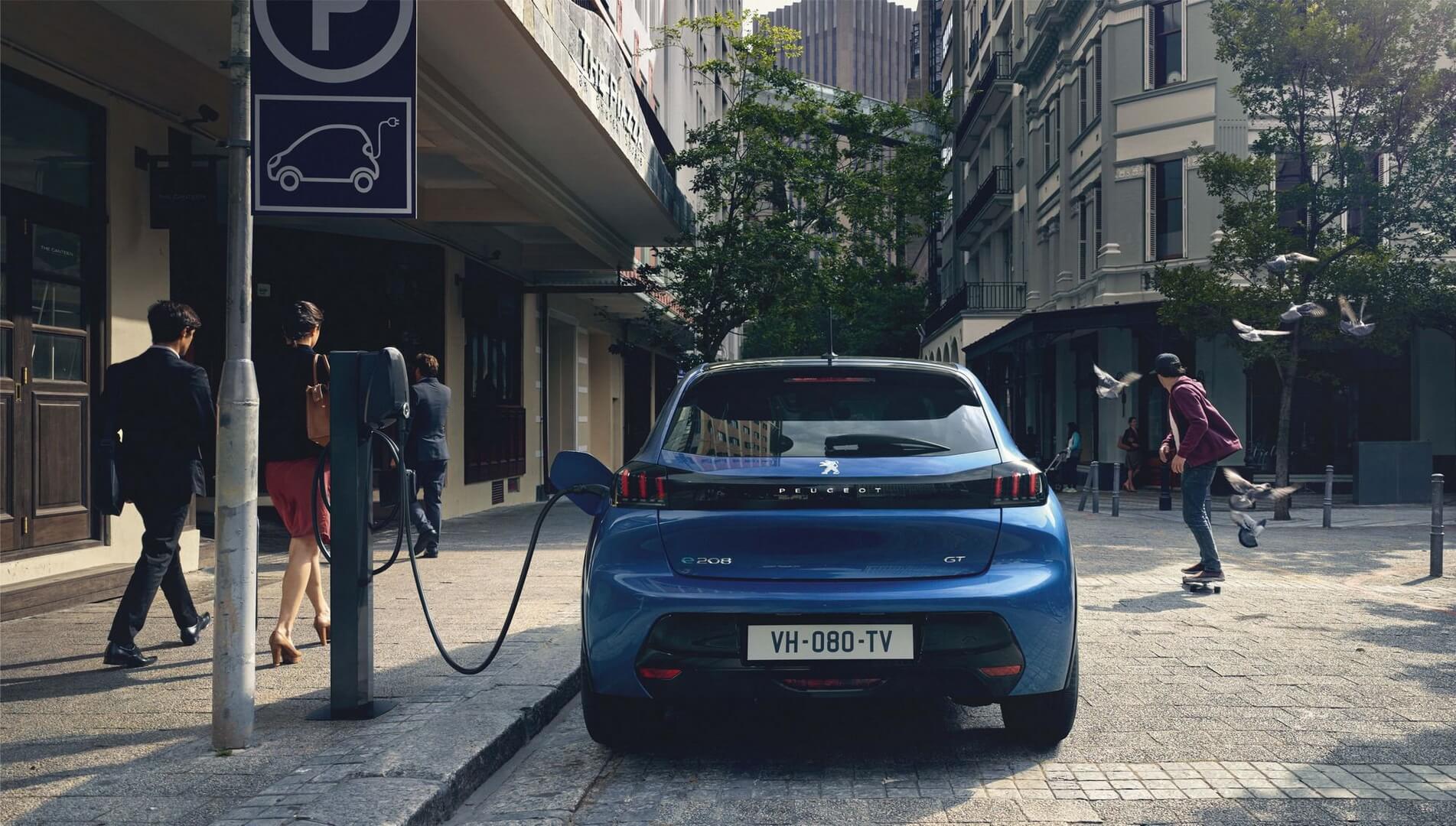Электромобиль Peugeot e-208 на зарядке Электромобиль Peugeot e-208 на зарядке