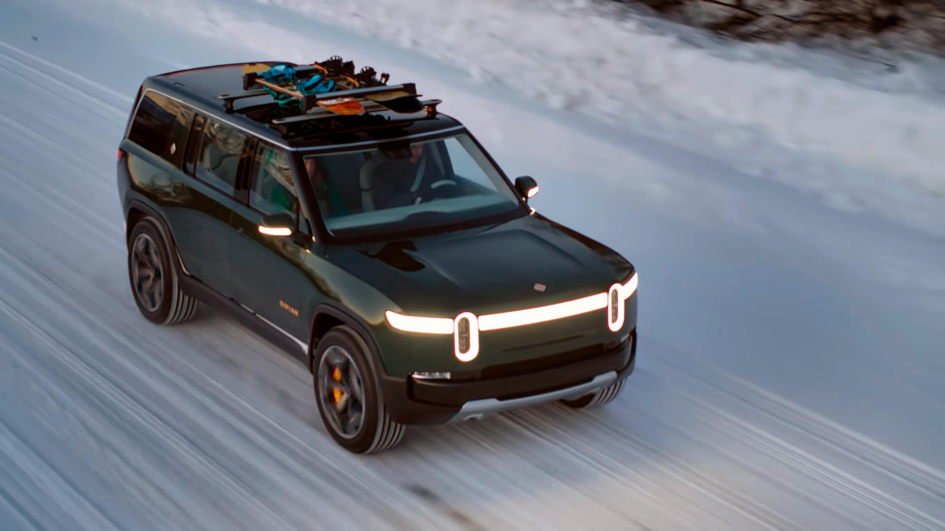 Электрический кроссовер Rivian R1S Электрический кроссовер Rivian R1S