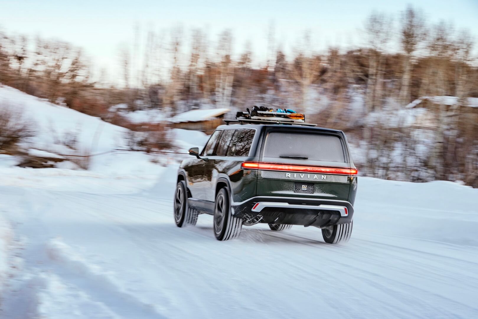 Электрический кроссовер Rivian R1S Электрический кроссовер Rivian R1S