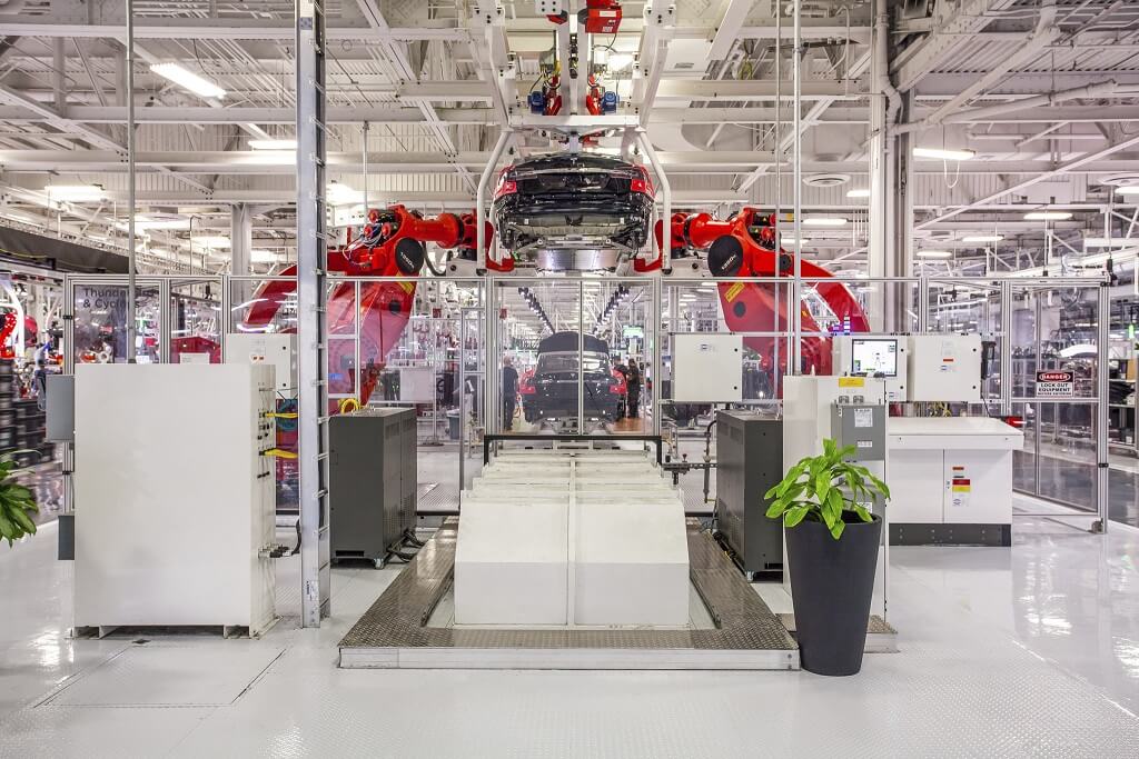 Производство Tesla Model S на заводе во Фримонте Производство Tesla Model S на заводе во Фримонте