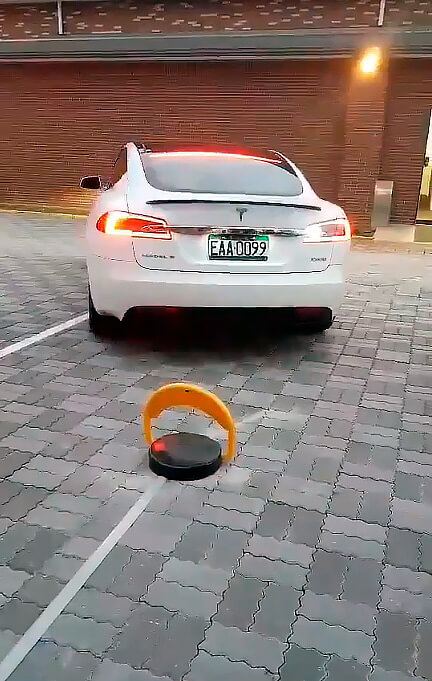Устройство блокировки места на зарядных станциях Tesla Устройство блокировки места на зарядных станциях Tesla