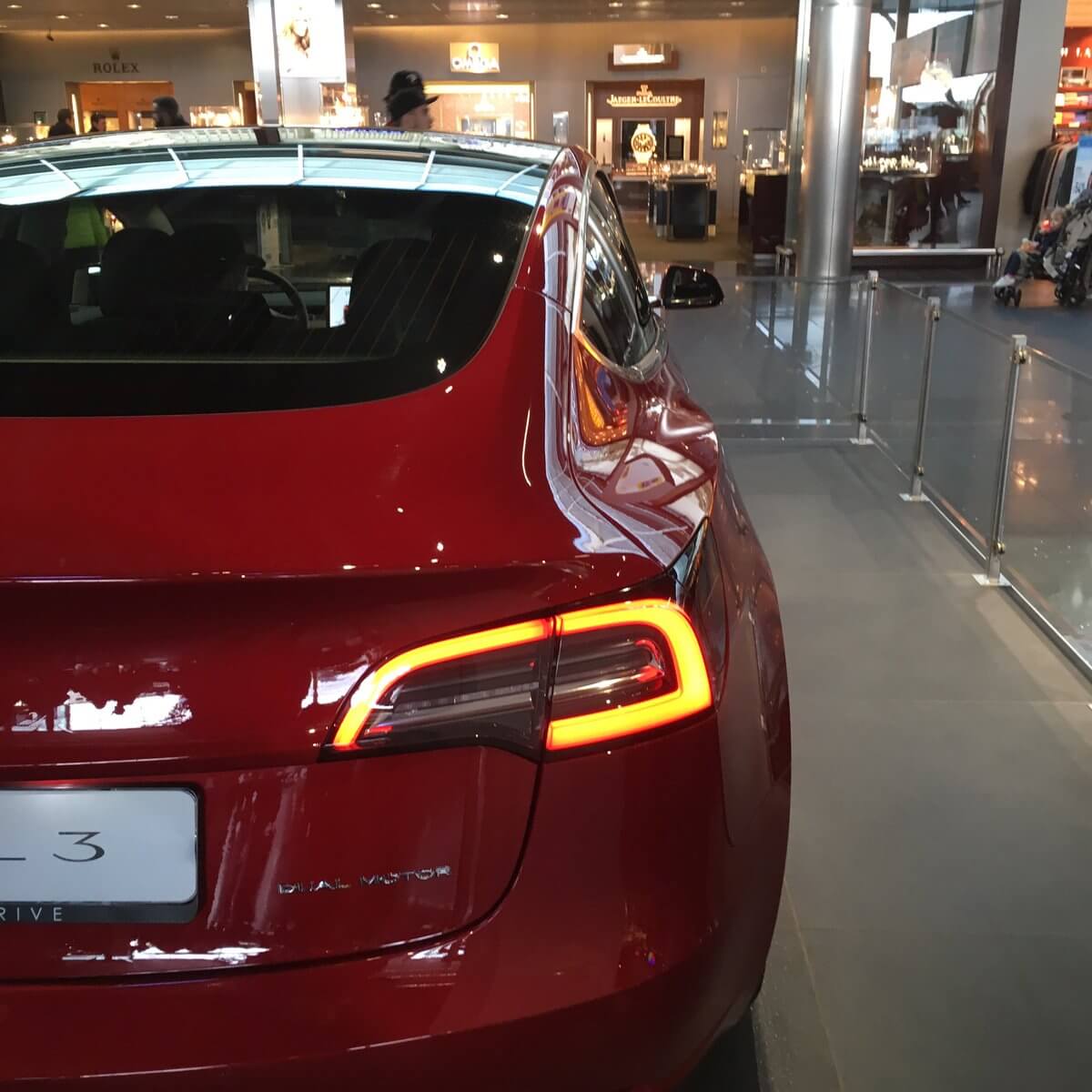 Tesla Model 3 в аэропорту Схипхол в Амстердаме Tesla Model 3 в аэропорту Схипхол в Амстердаме