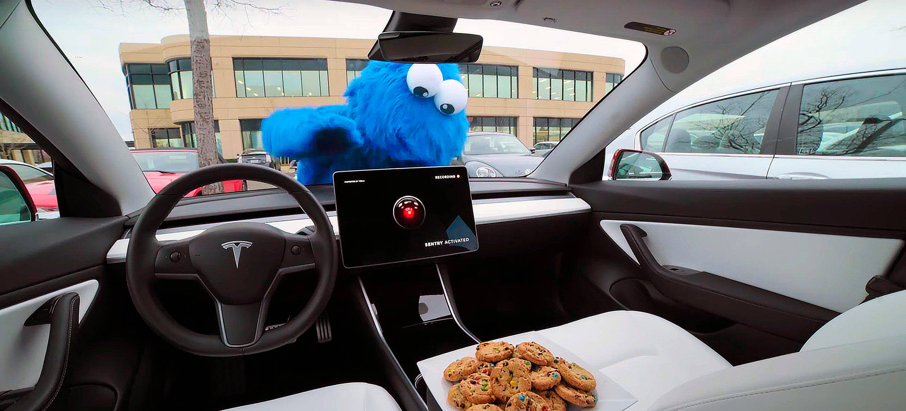Tesla наняла Cookie Monster показать как работает «режим часового» Tesla наняла Cookie Monster показать как работает «режим часового»