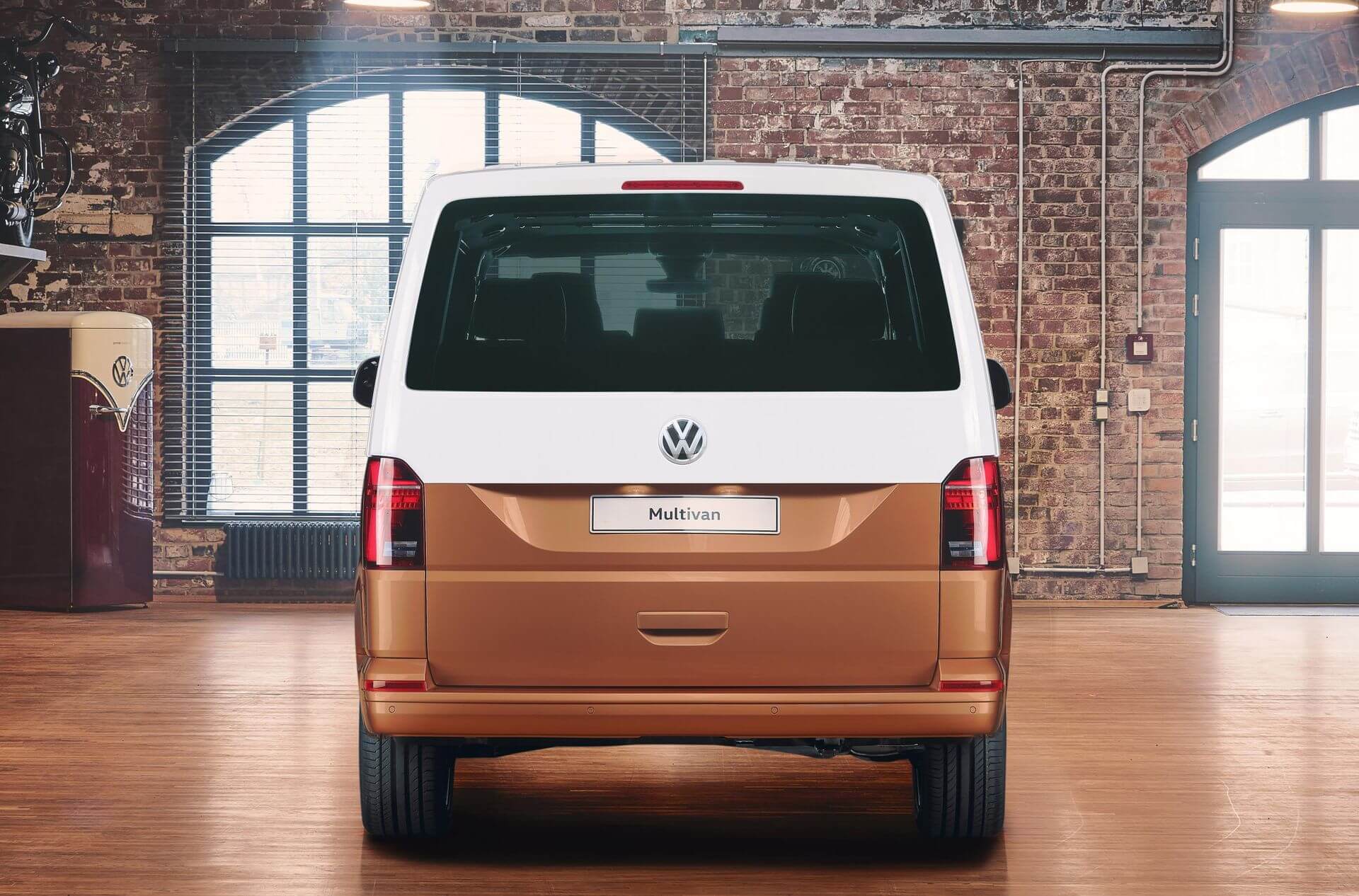 Электрический фургон Volkswagen Multivan Т6.1 - вид сзади Электрический фургон Volkswagen Multivan Т6.1 - вид сзади