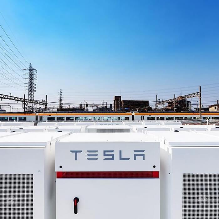 Tesla создала аварийную систему питания ж/д станции в Японии Tesla создала аварийную систему питания ж/д станции в Японии