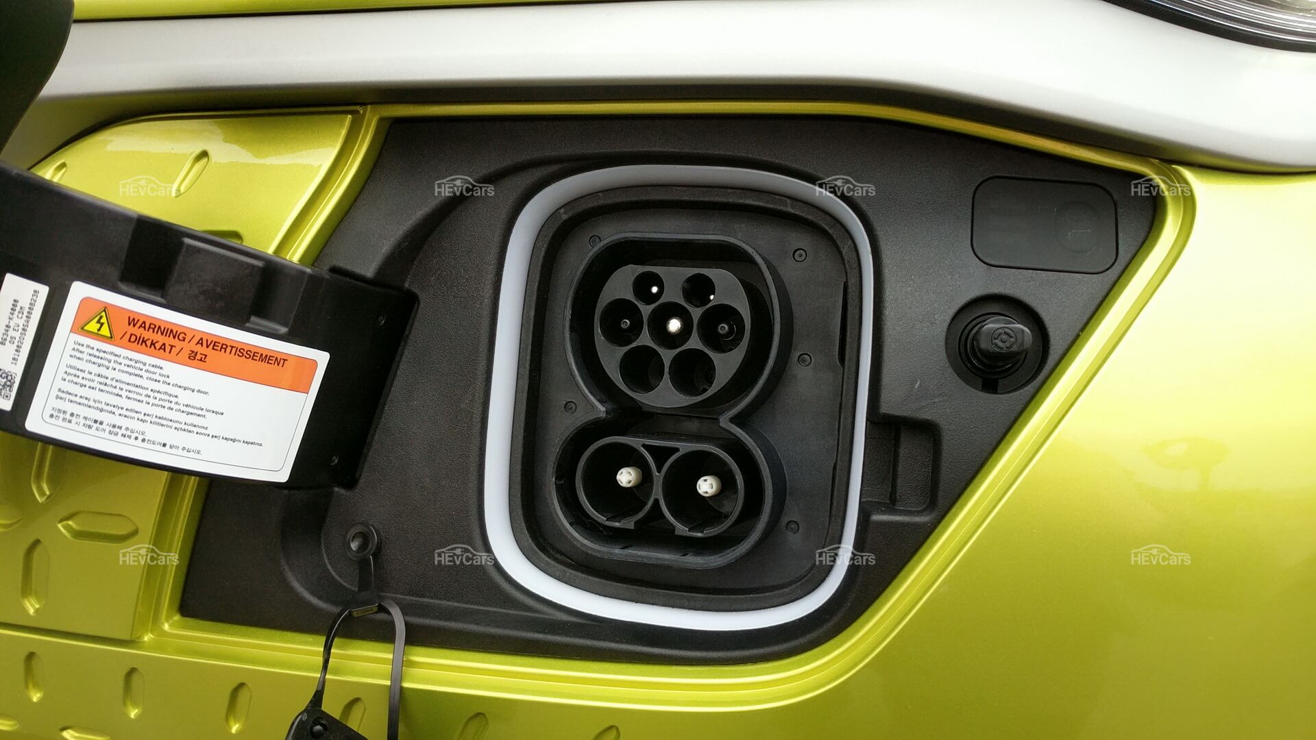 Европейский зарядный порт CCS Combo Type 2 в Hyundai Kona Electric Европейский зарядный порт CCS Combo Type 2 в Hyundai Kona Electric