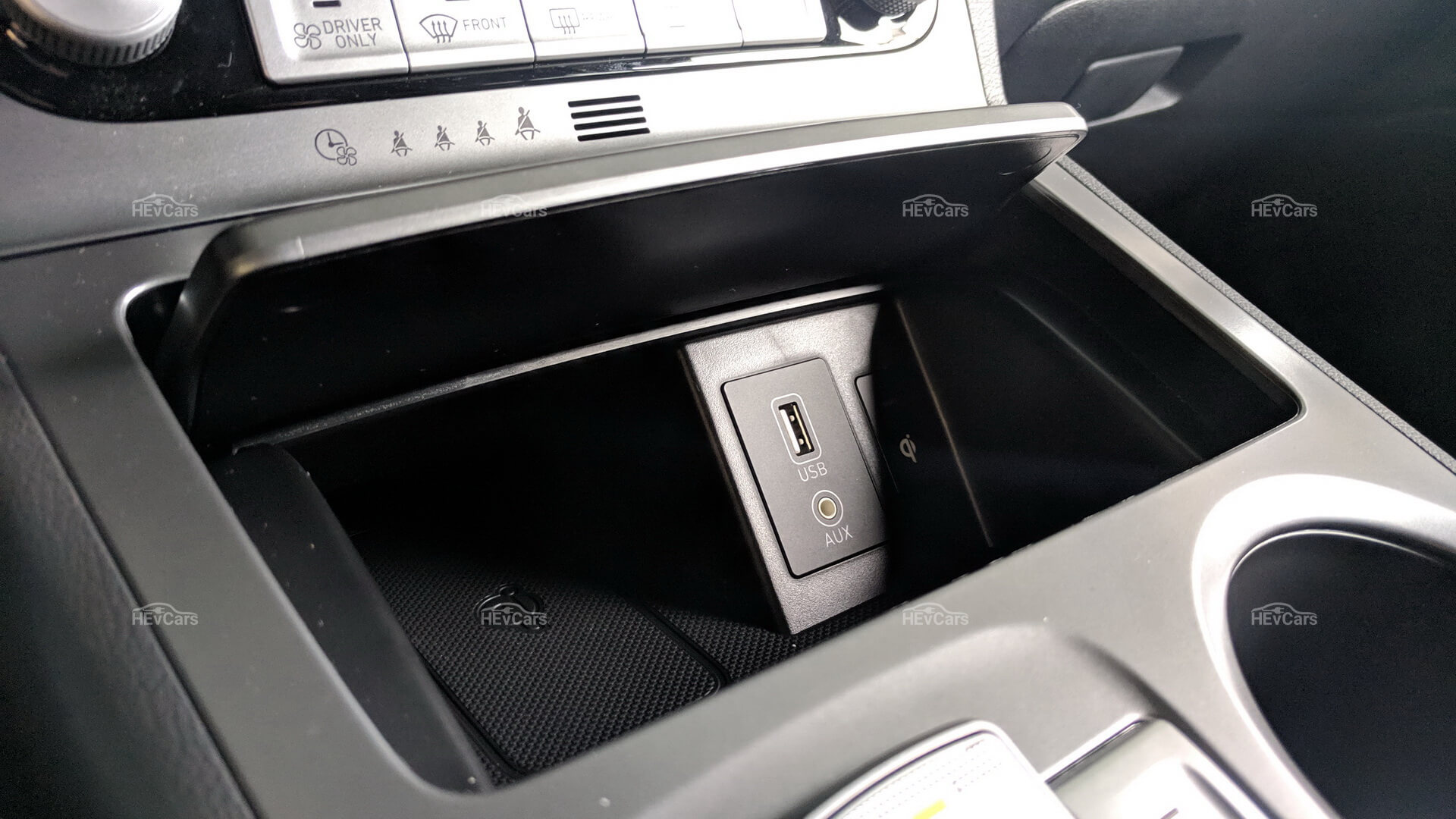 Ниша с портом USB для зарядки в Hyundai Kona Electric Ниша с портом USB для зарядки в Hyundai Kona Electric