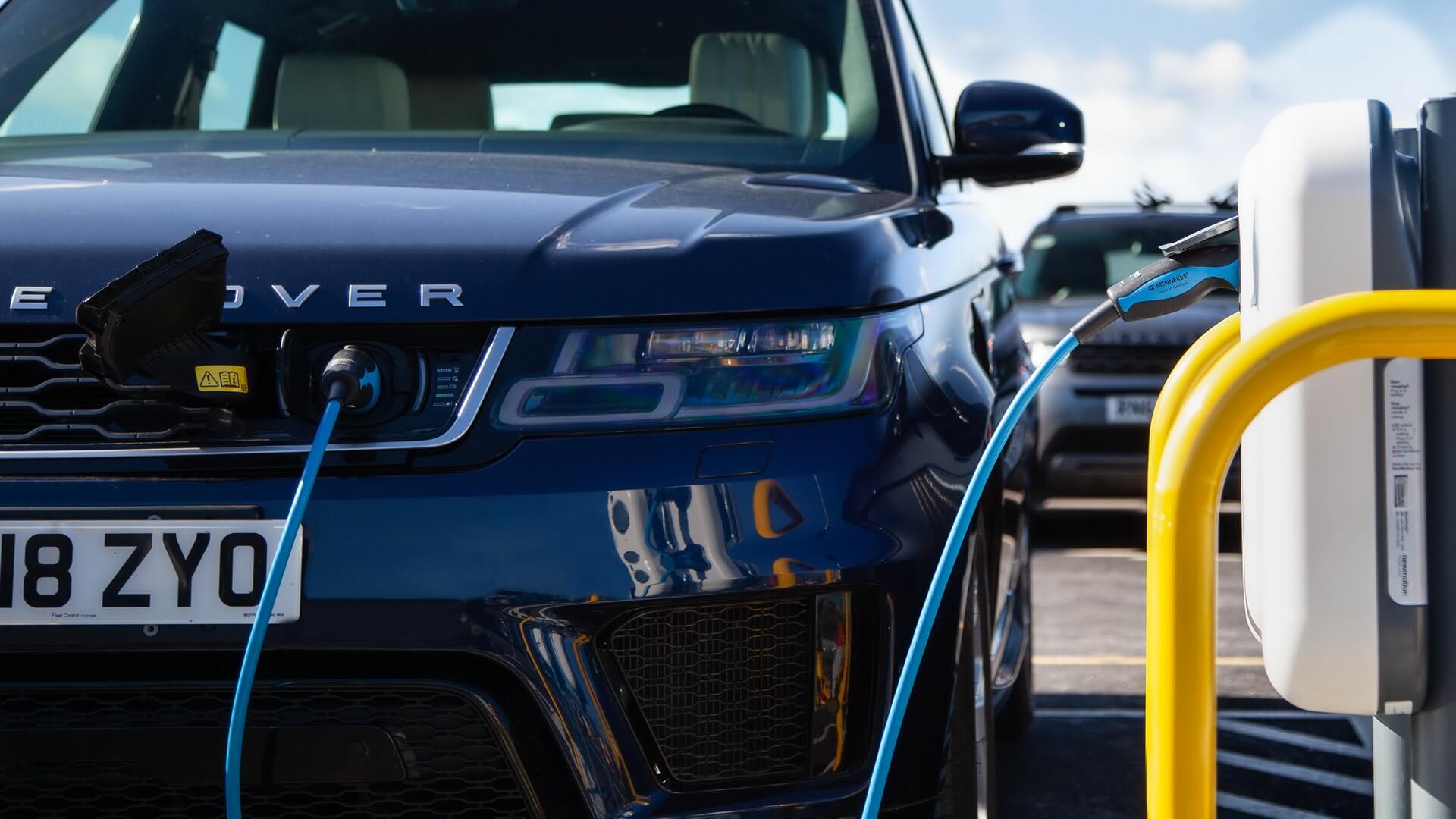 Jaguar Land Rover установил 166 зарядных пунктов для сотрудников Jaguar Land Rover установил 166 зарядных пунктов для сотрудников