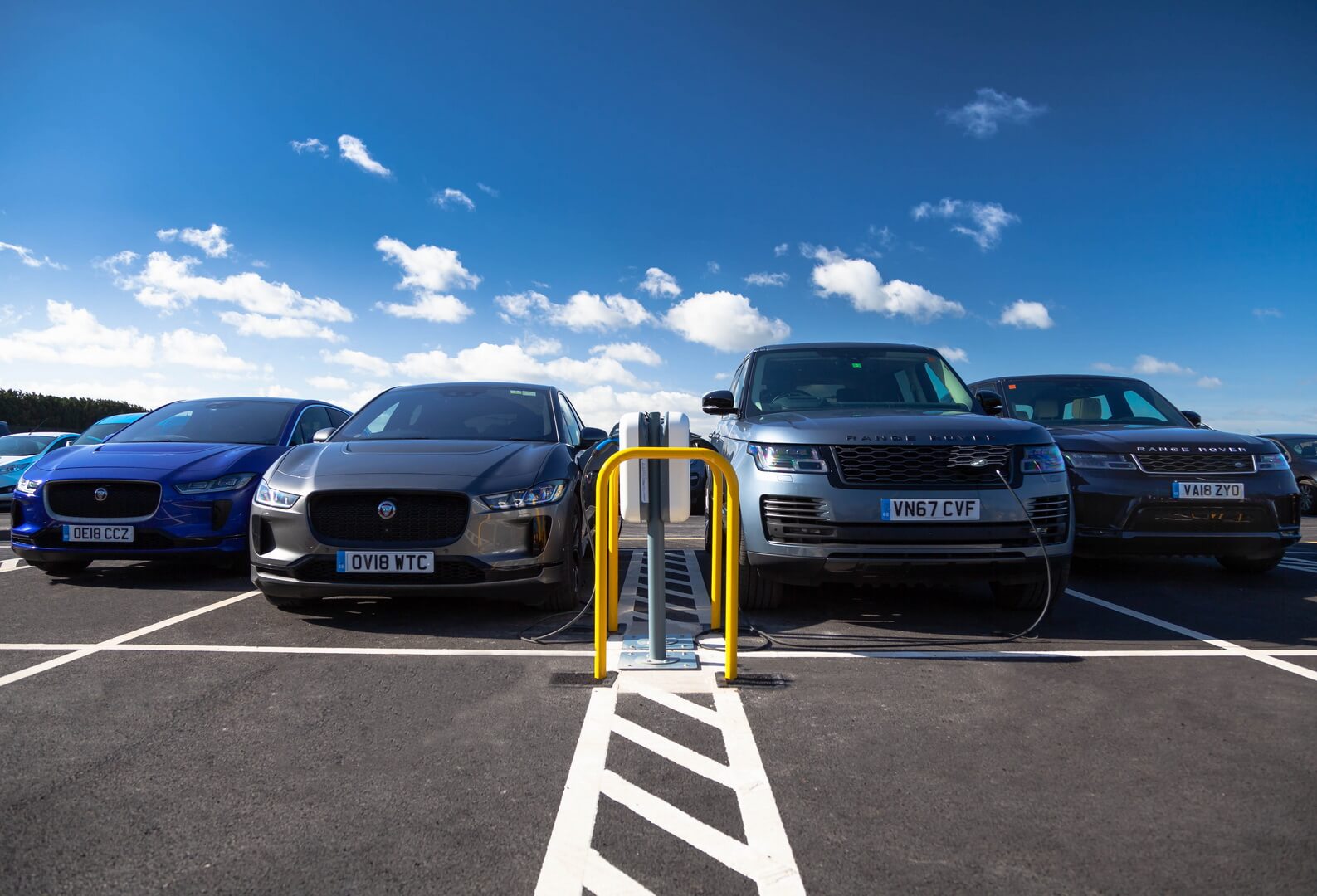 JLR установил крупнейшую корпоративную зарядную сеть в Британии JLR установил крупнейшую корпоративную зарядную сеть в Британии