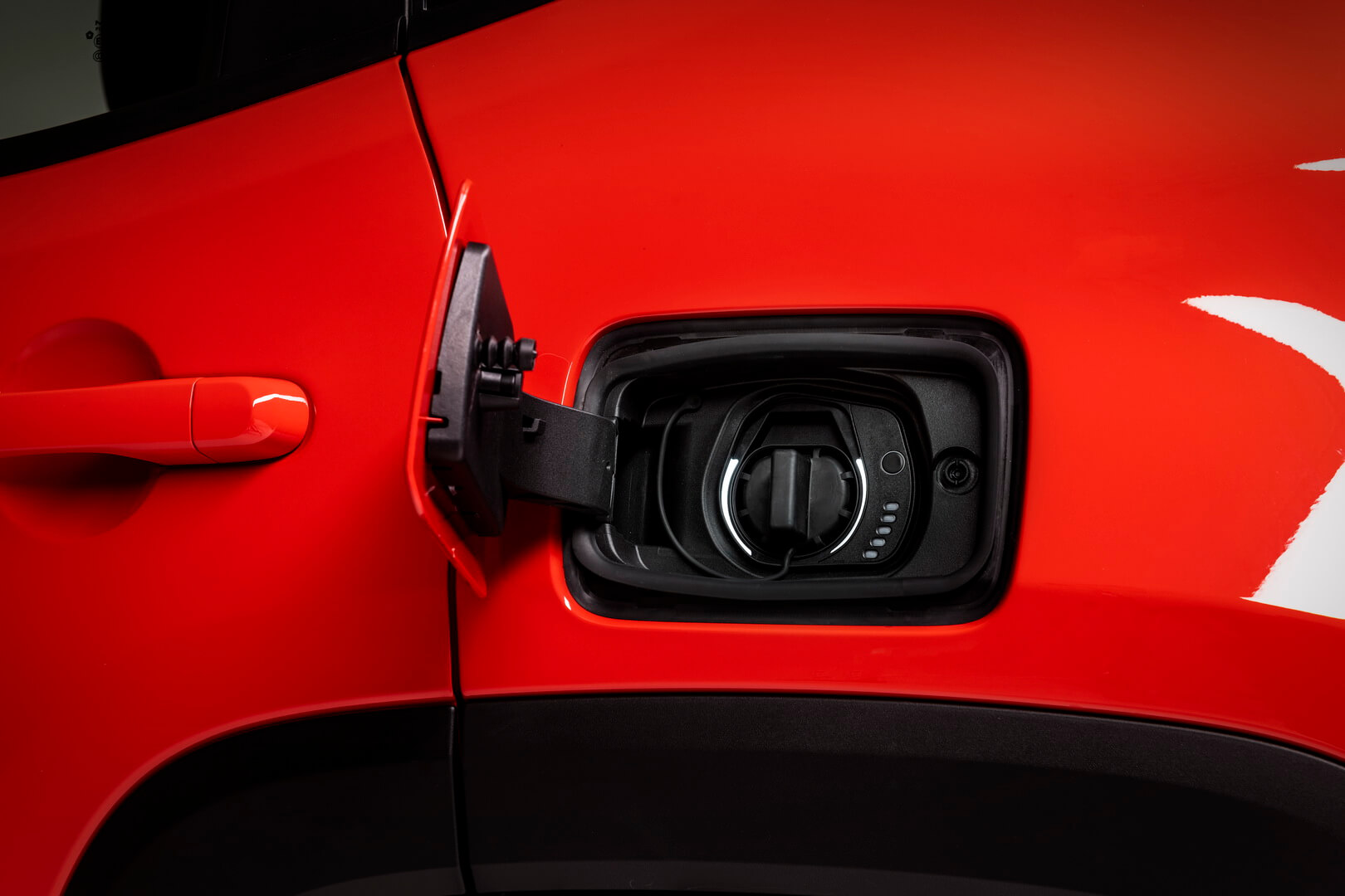 Зарядный порт плагин-гибрида Jeep Renegade Зарядный порт плагин-гибрида Jeep Renegade