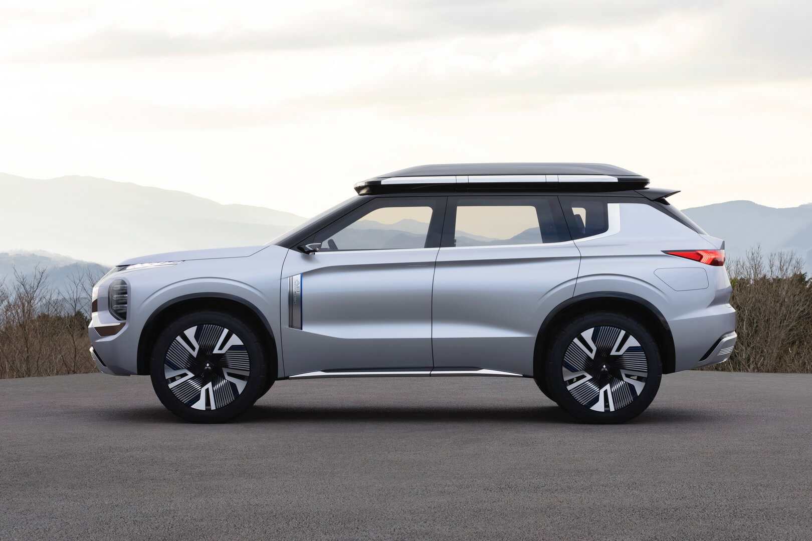 Mitsubishi Engelberg Tourer: PHEV кроссовер для активного драйва Mitsubishi Engelberg Tourer: PHEV кроссовер для активного драйва