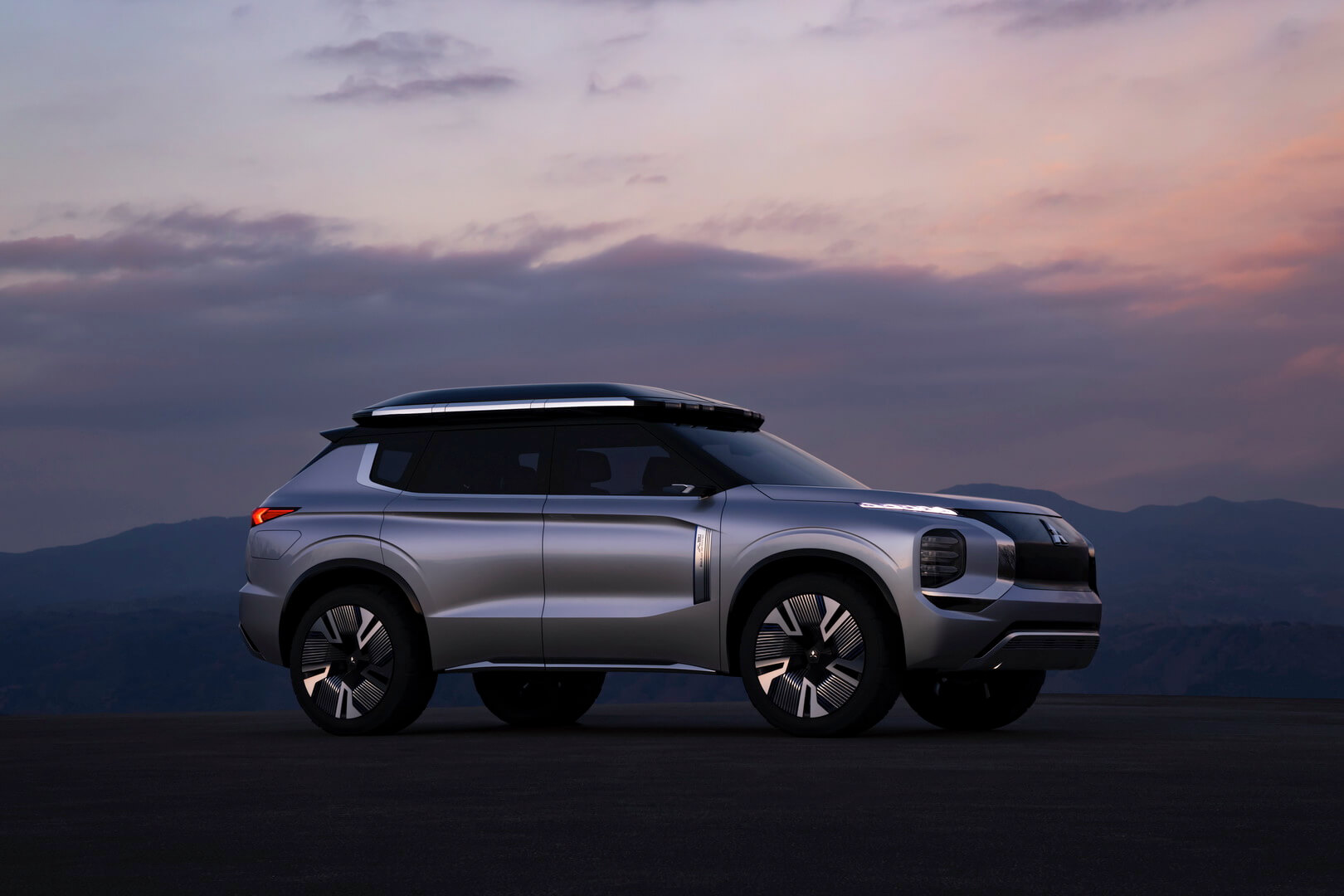 Плагин-гибрид Mitsubishi Engelberg Tourer Плагин-гибрид Mitsubishi Engelberg Tourer