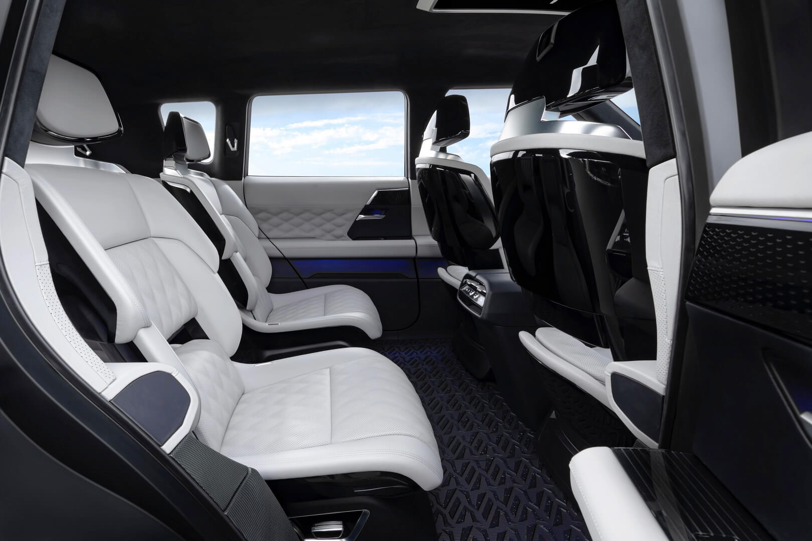 Салон плагин-гибрида Mitsubishi Engelberg Tourer Салон плагин-гибрида Mitsubishi Engelberg Tourer