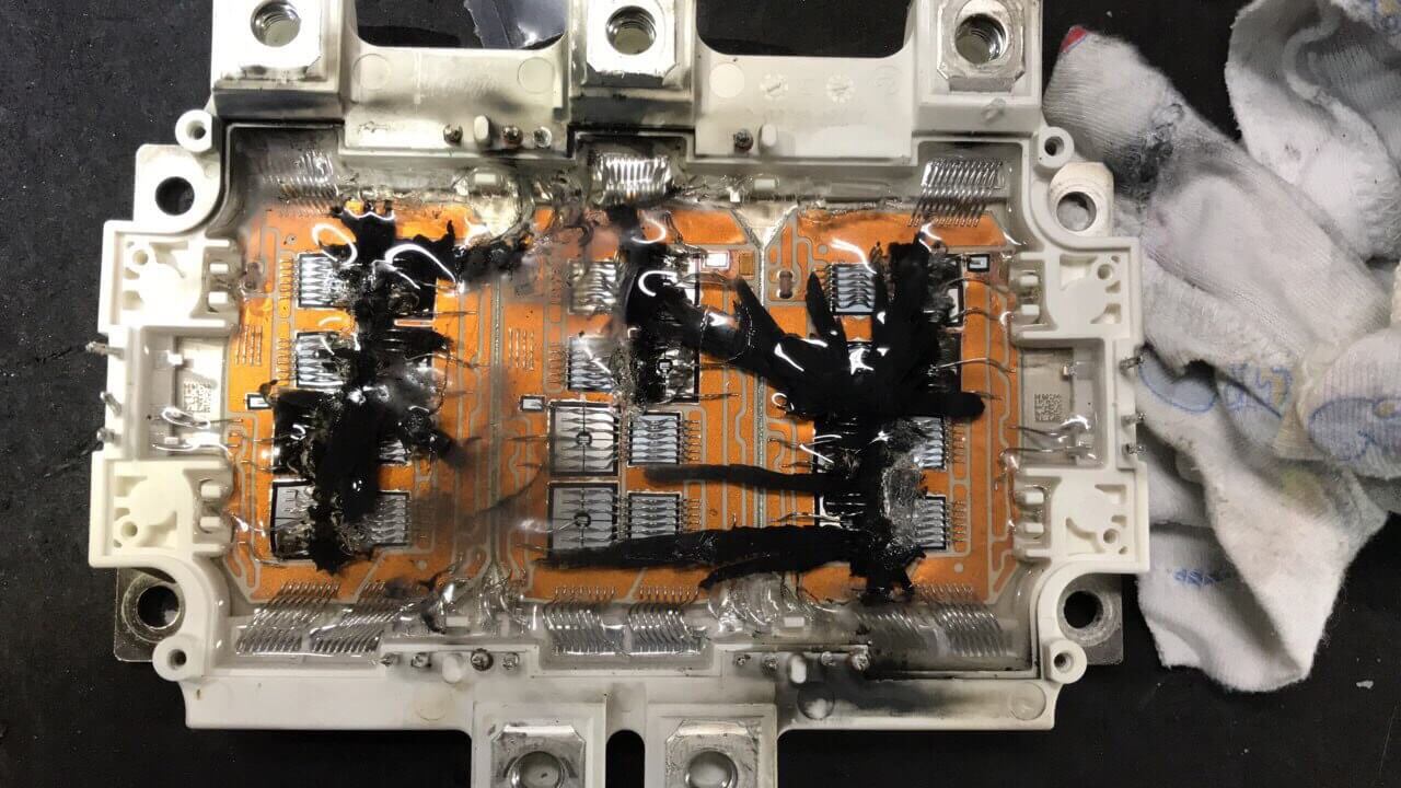 Поврежденная скачком напряжения часть электрического преобразователя Renault Zoe Поврежденная скачком напряжения часть электрического преобразователя Renault Zoe