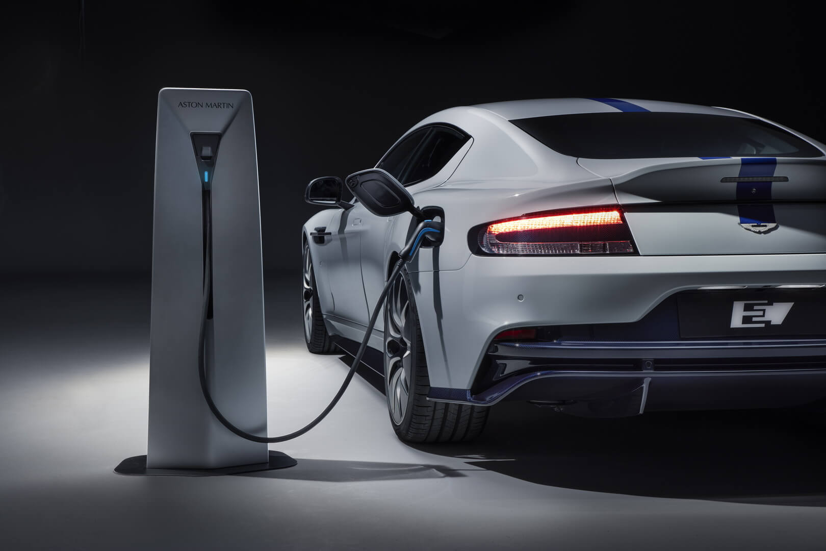 Aston Martin Rapide E на зарядке Aston Martin Rapide E на зарядке