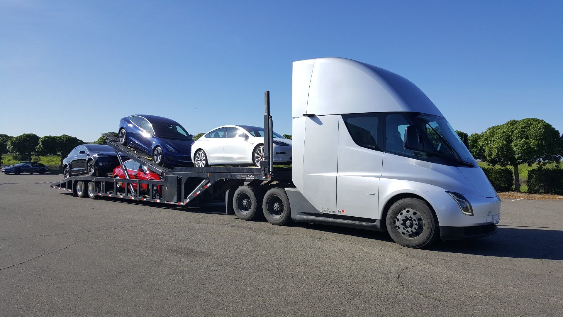 Tesla использует электрический грузовик для доставки электромобилей Tesla использует электрический грузовик для доставки электромобилей