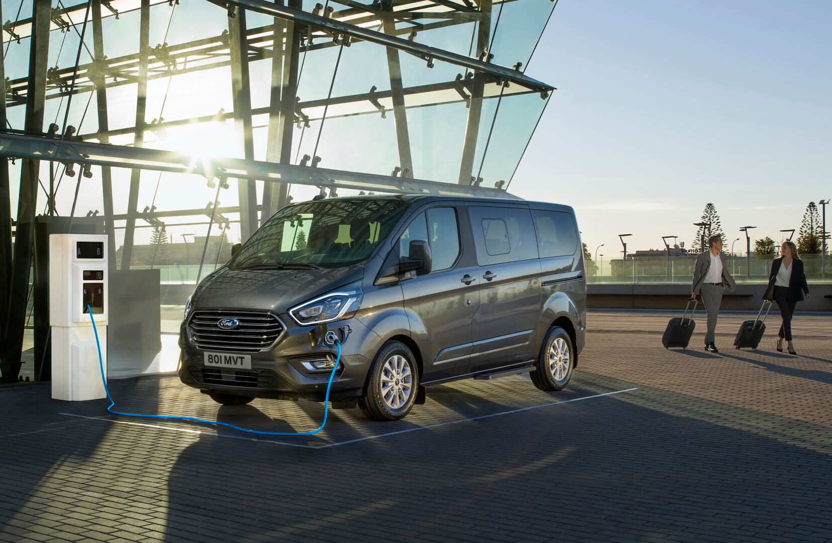 Плагин-гибрид Ford Tourneo Custom с запасом хода 50 км Плагин-гибрид Ford Tourneo Custom с запасом хода 50 км