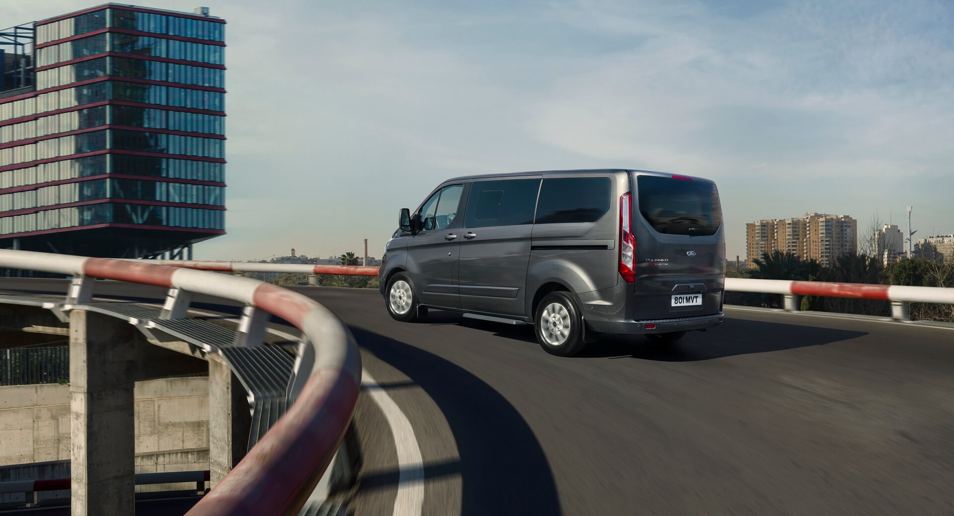 Плагин-гибридный фургон Ford Tourneo Custom Плагин-гибридный фургон Ford Tourneo Custom