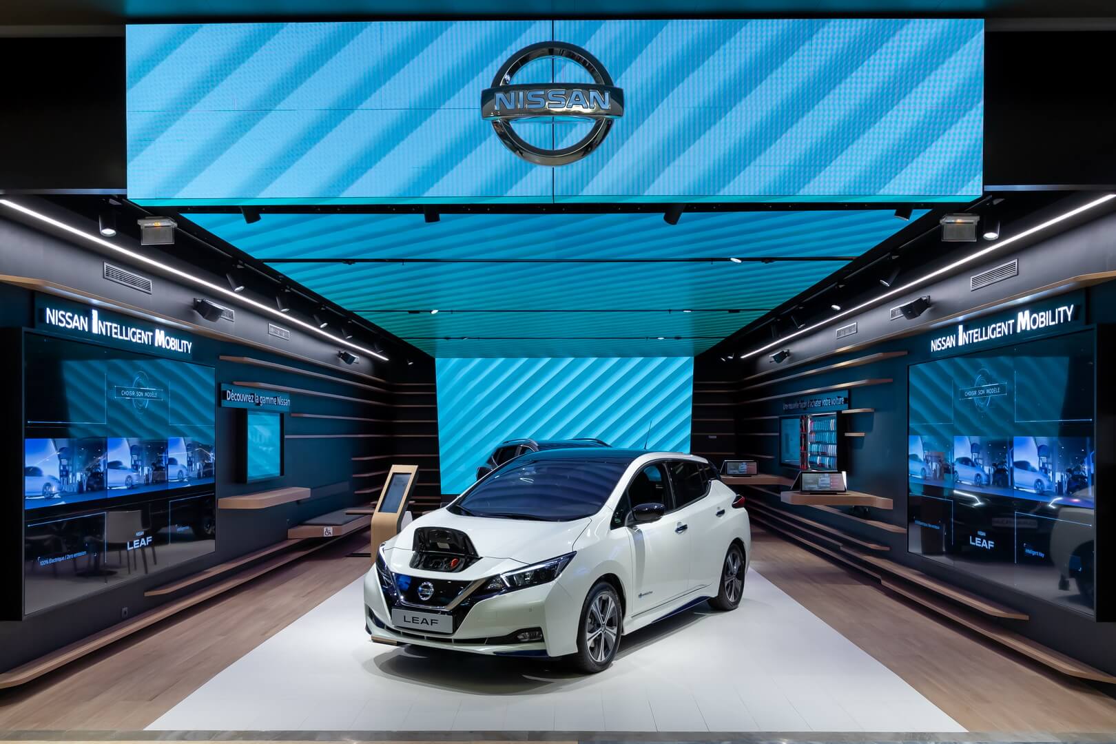 Nissan открыл в парижском торговом центре Vélizy 2 свой первый салон электромобилей Nissan City Hub Nissan открыл в парижском торговом центре Vélizy 2 свой первый салон электромобилей Nissan City Hub