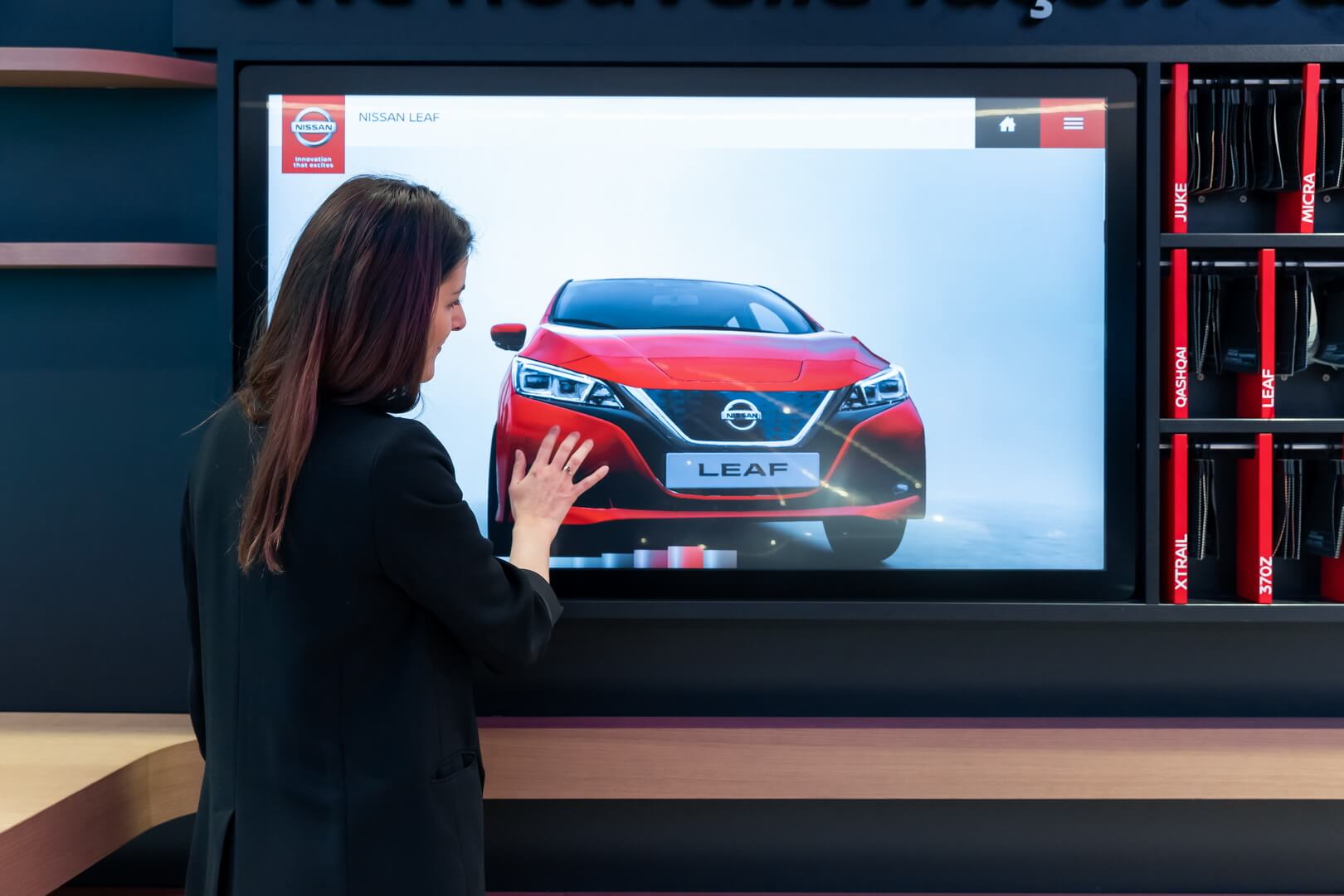Nissan открыл салон электромобилей City Hub в Париже по примеру магазинов Tesla Nissan открыл салон электромобилей City Hub в Париже по примеру магазинов Tesla