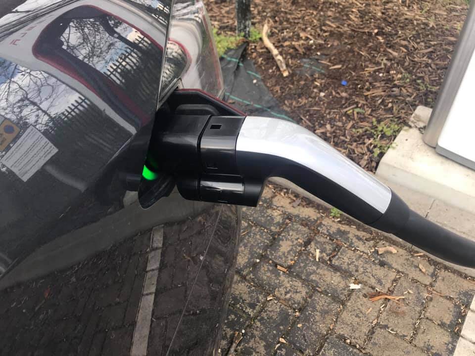 Зарядка электромобиля Tesla через CCS адаптер Зарядка электромобиля Tesla через CCS адаптер