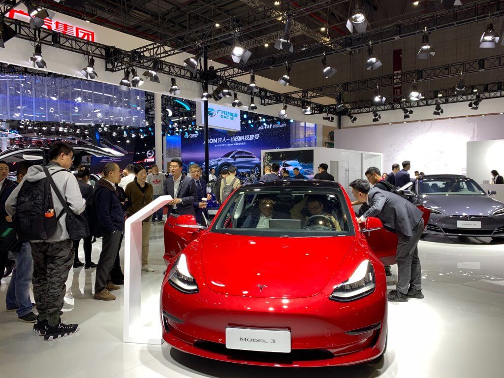 Tesla Model 3 дебютирует на автосалоне в Шанхае Tesla Model 3 дебютирует на автосалоне в Шанхае
