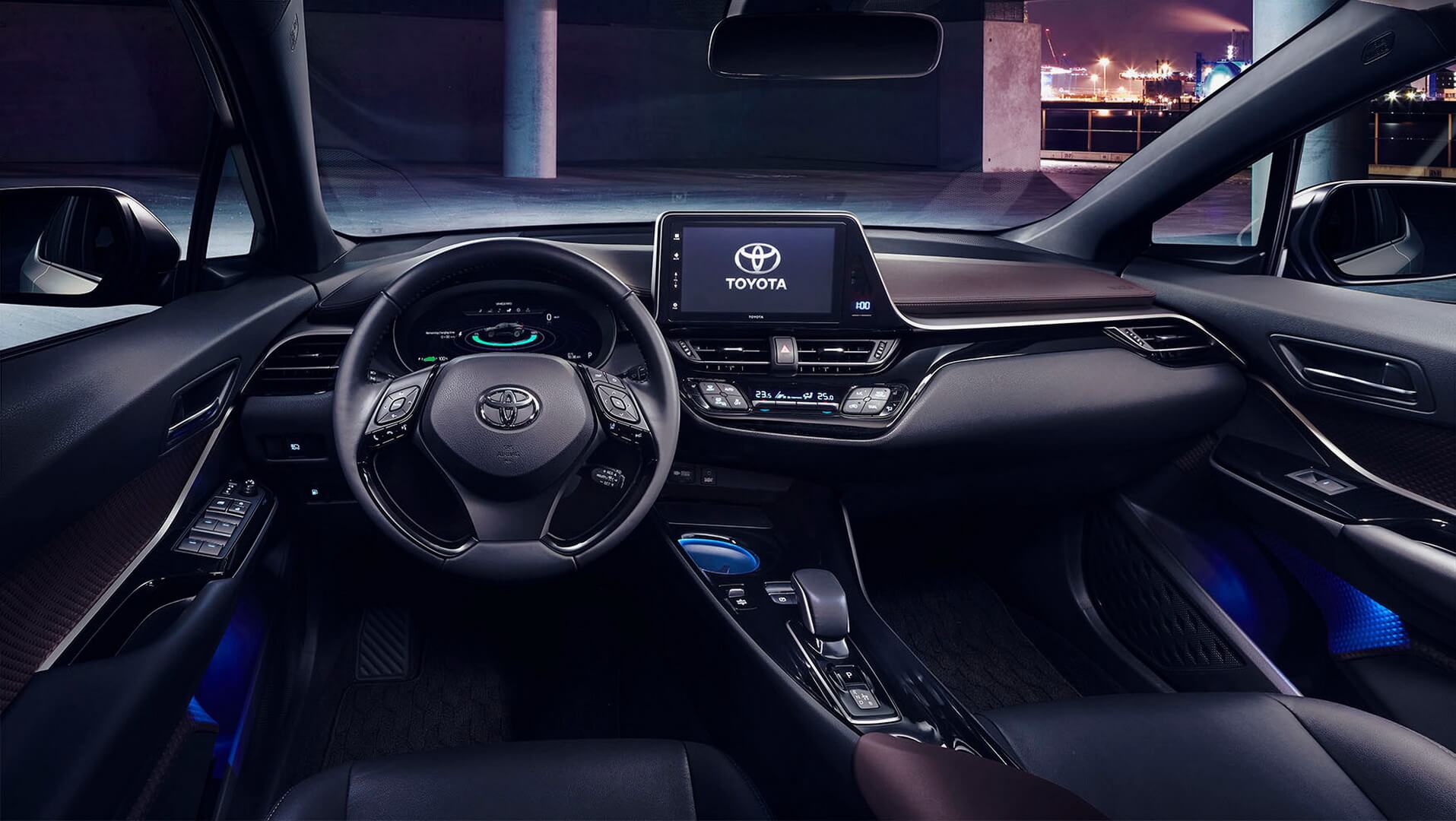 Салон электрического кроссовера Toyota на основе C-HR Салон электрического кроссовера Toyota на основе C-HR