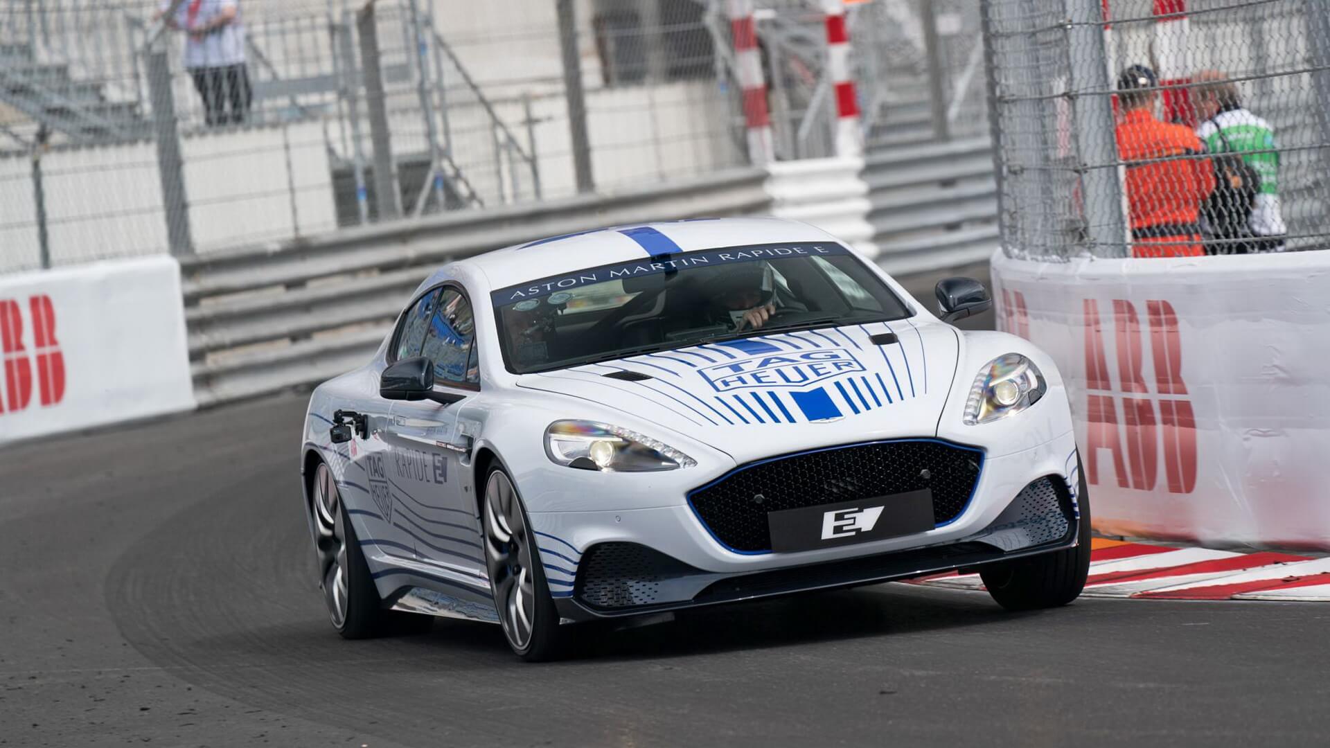Aston Martin Rapide E на гоночной трассе Aston Martin Rapide E на гоночной трассе