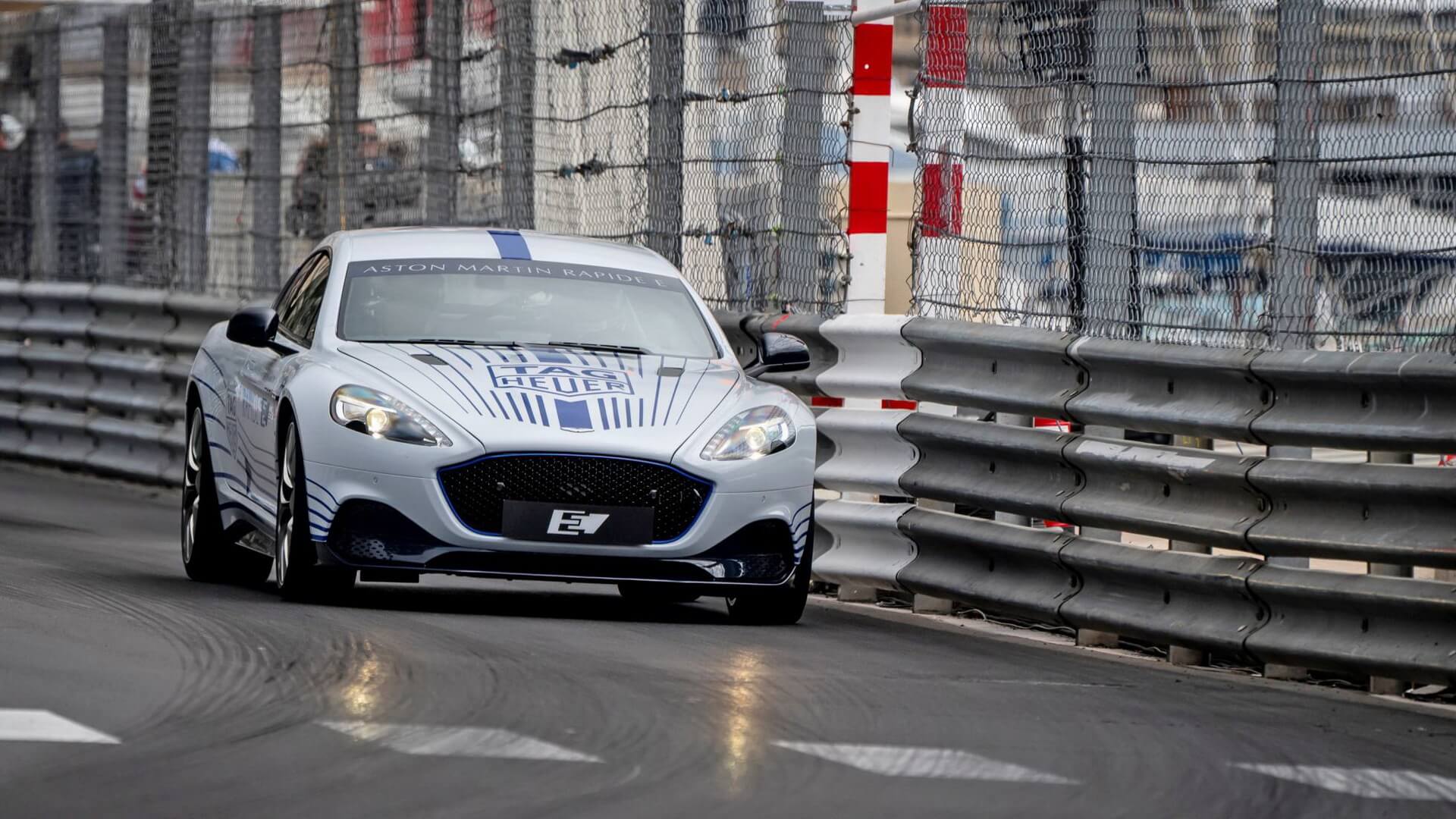Aston Martin Rapide E на гоночной трассе в Монако Aston Martin Rapide E на гоночной трассе в Монако