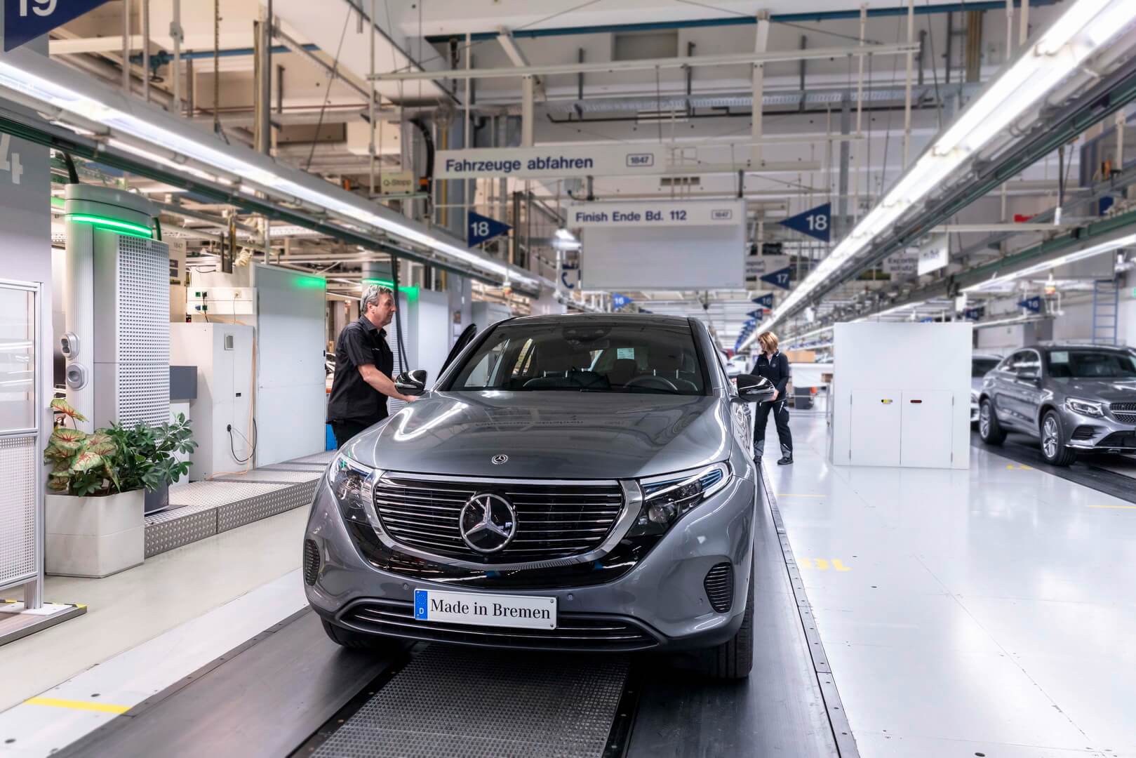 Mercedes-Benz начал производство и продажу электрического кроссовера EQC Mercedes-Benz начал производство и продажу электрического кроссовера EQC