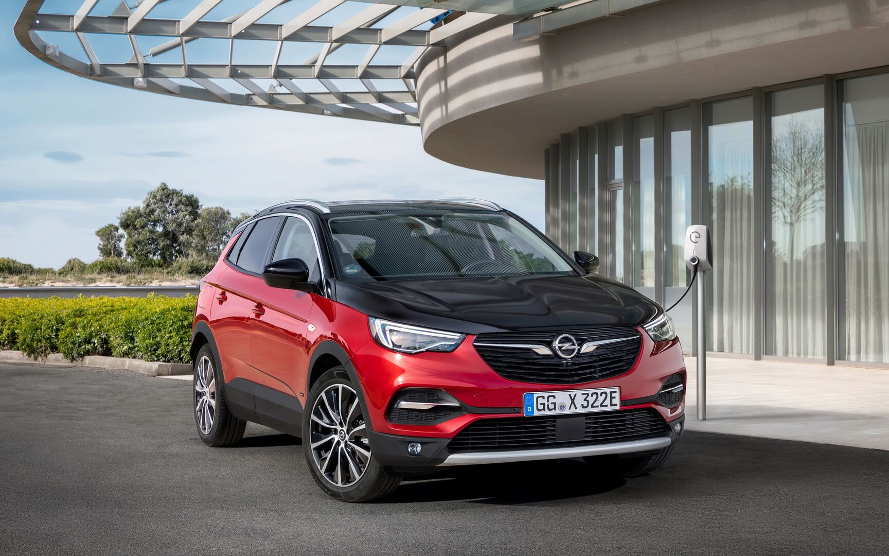 Opel Grandland X Hybrid4 на зарядке Opel Grandland X Hybrid4 на зарядке