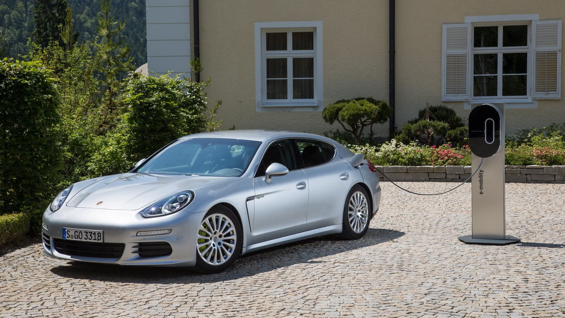 Плагин-гибрид Porsche Panamera S E-Hybrid на зарядке Плагин-гибрид Porsche Panamera S E-Hybrid на зарядке