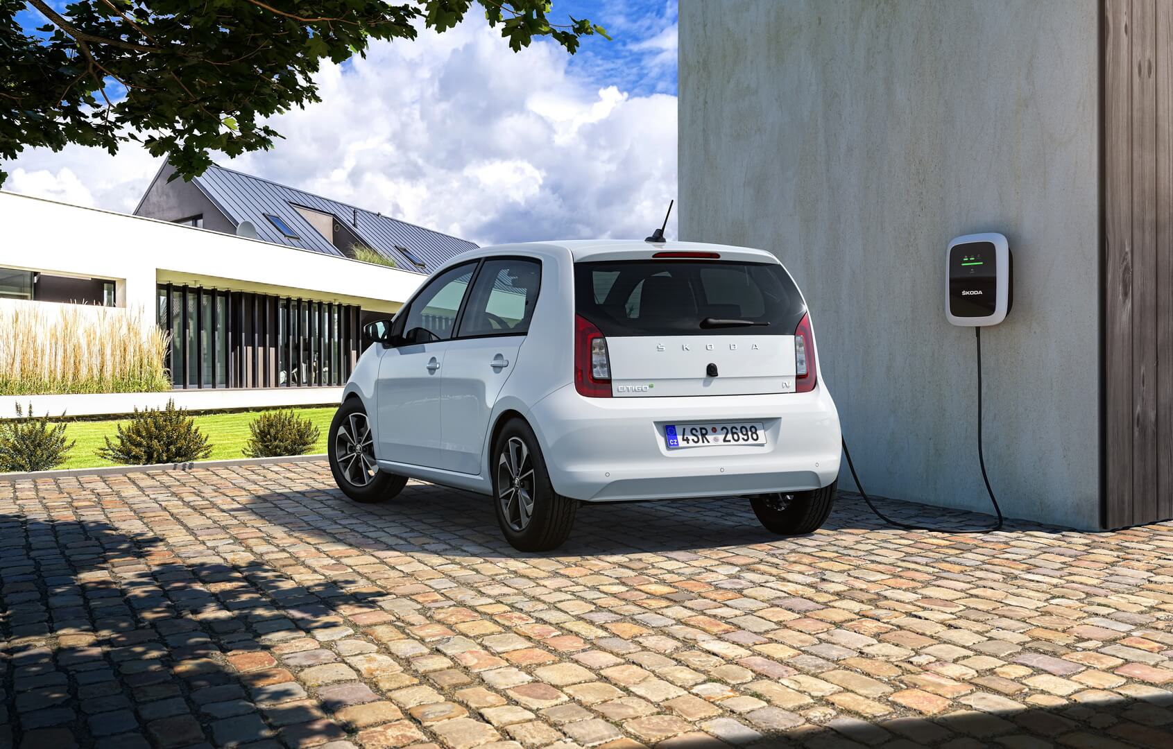 Электромобиль Skoda CITIGOe iV на зарядке Электромобиль Skoda CITIGOe iV на зарядке