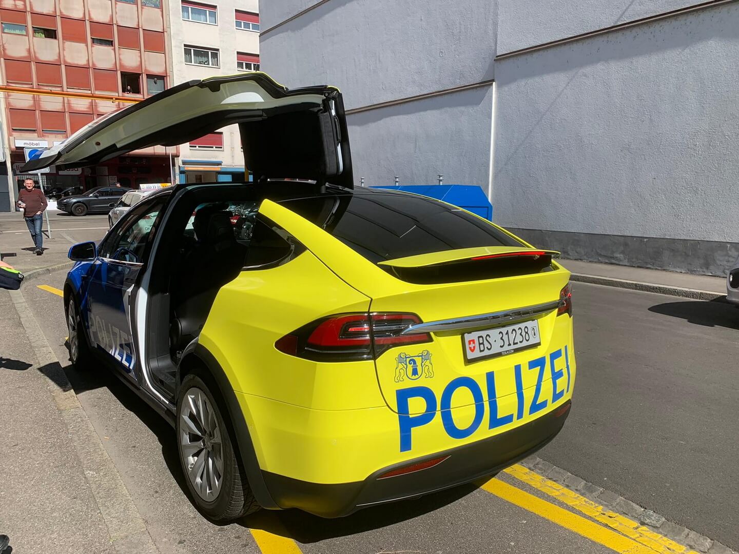 На дороги Швейцарии выехали патрульные полицейские Tesla На дороги Швейцарии выехали патрульные полицейские Tesla