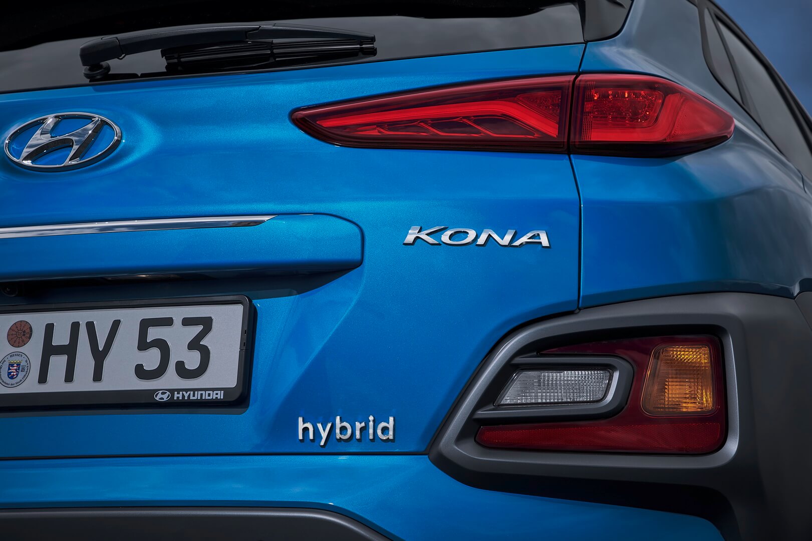 Шильдик, указывающий на гибридную версию Hyundai Kona Шильдик, указывающий на гибридную версию Hyundai Kona