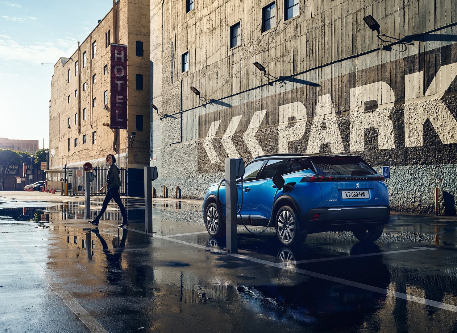 Электромобиль Peugeot e-2008 на зарядке Электромобиль Peugeot e-2008 на зарядке
