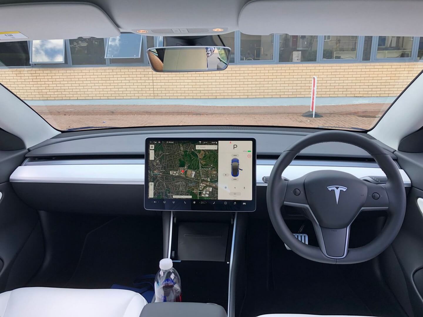 Праворульная Tesla Model 3 в Великобритании Праворульная Tesla Model 3 в Великобритании