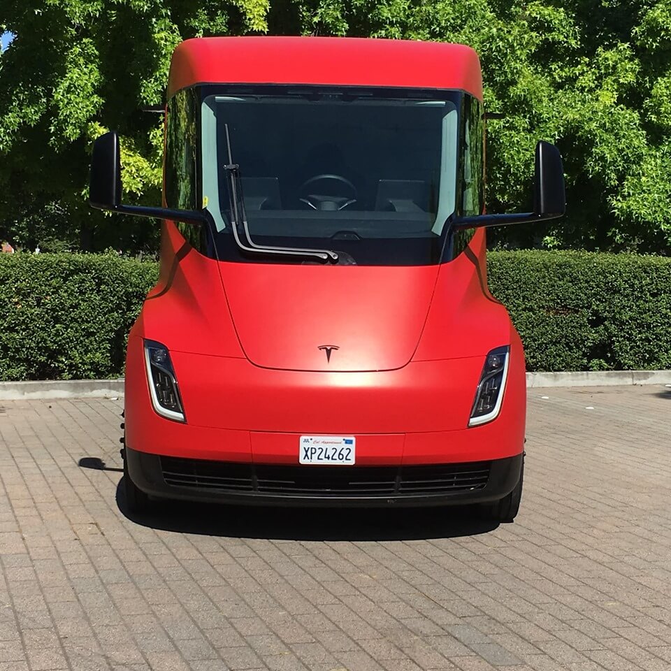 Электрический грузовик Tesla Semi Электрический грузовик Tesla Semi
