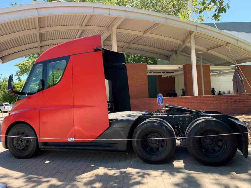 Tesla показала прототип Tesla Semi на собрании акционеров компании Tesla показала прототип Tesla Semi на собрании акционеров компании