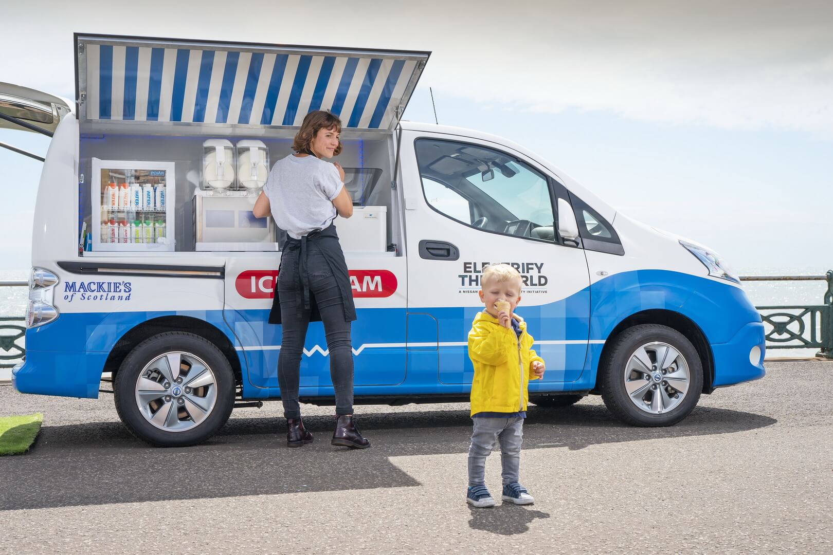 Электромобиль Nissan e-NV200 решил проблему продажи мороженого в Британии Электромобиль Nissan e-NV200 решил проблему продажи мороженого в Британии