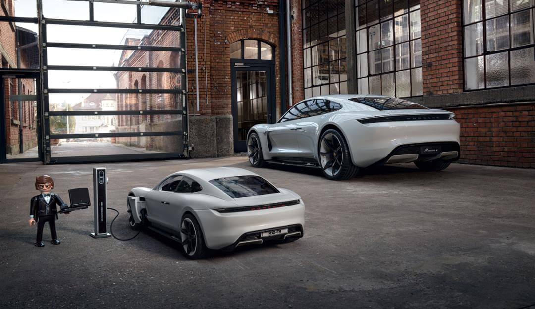 Оригинальный Porsche Taycan (Mission E) и игрушечный с дистанционным управлением Оригинальный Porsche Taycan (Mission E) и игрушечный с дистанционным управлением