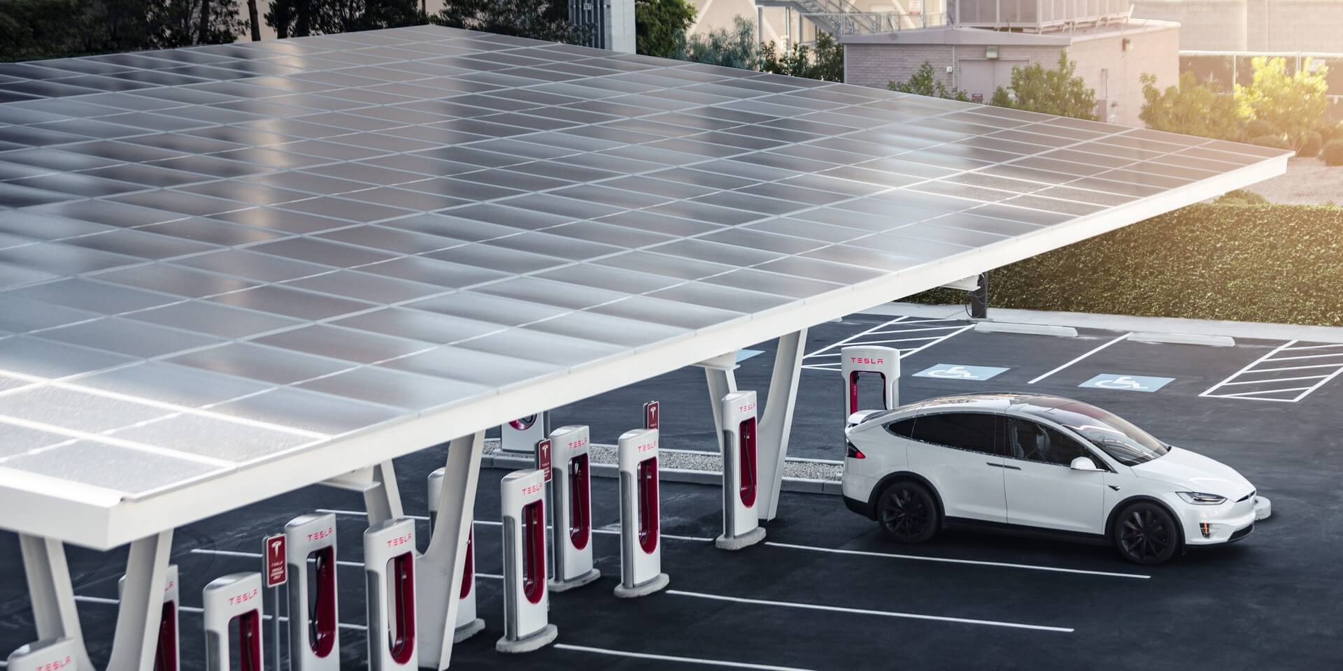 Tesla открывает станцию Supercharger V3 с питанием от солнечных батарей и Powerpack Tesla открывает станцию Supercharger V3 с питанием от солнечных батарей и Powerpack