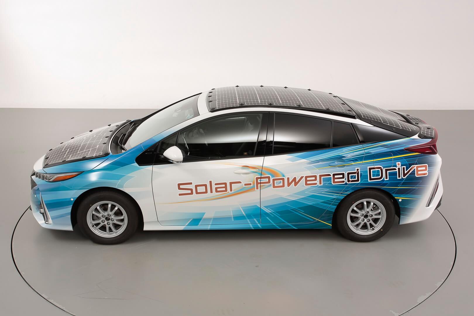 Toyota Prius PHEV с панелью солнечных батарей Toyota Prius PHEV с панелью солнечных батарей