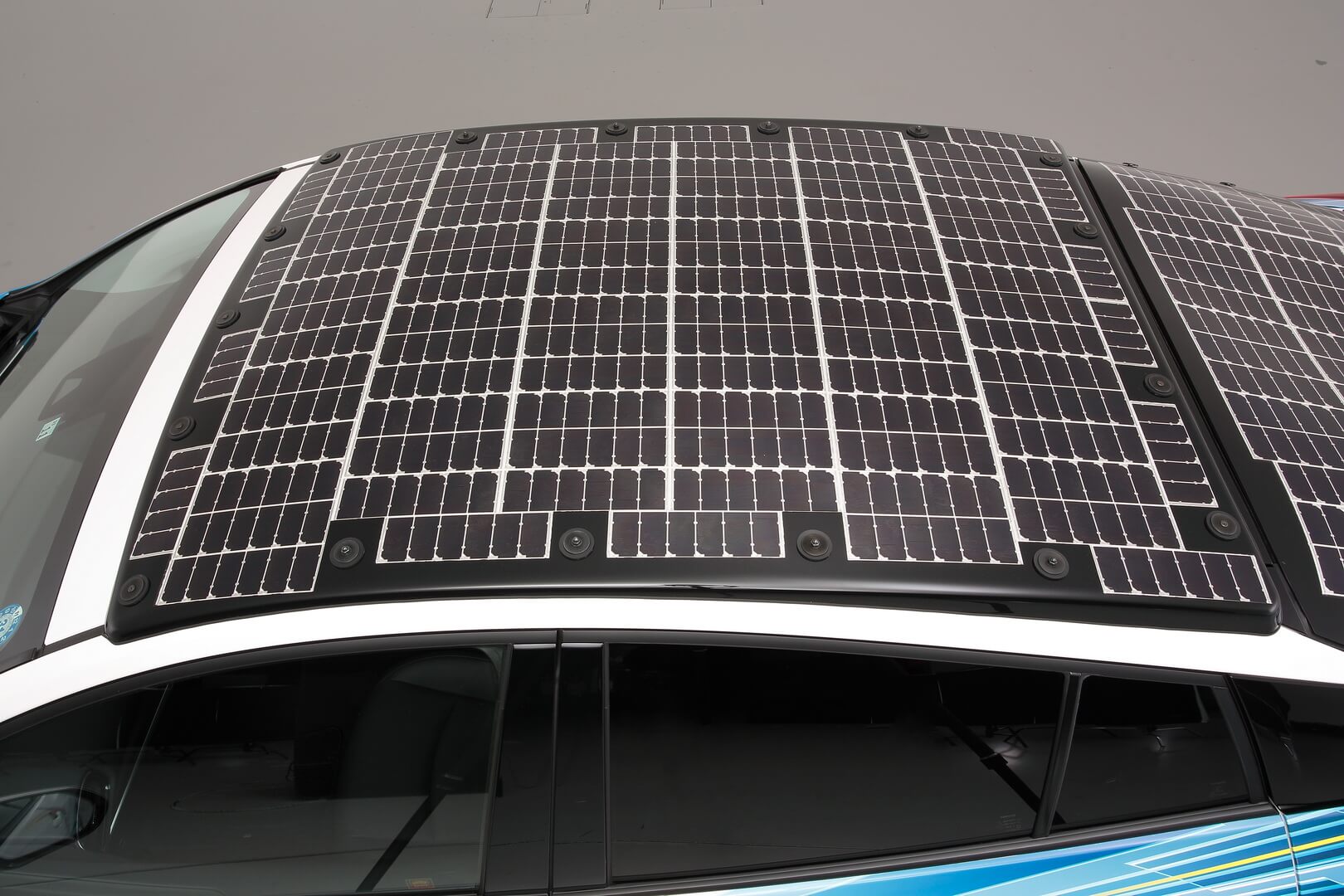 Плагин- гибрид Toyota Prius с панелью солнечных батарей на крыше Плагин- гибрид Toyota Prius с панелью солнечных батарей на крыше