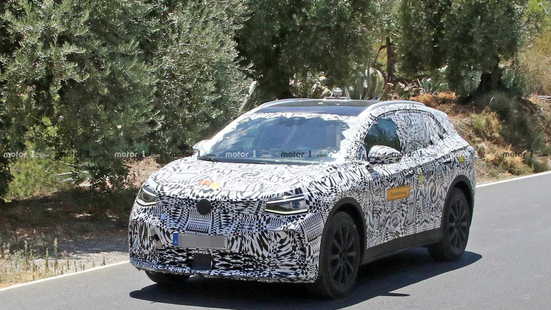 Volkswagen ID. Crozz в камуфляже проходит испытания на дорогах Европы Volkswagen ID. Crozz в камуфляже проходит испытания на дорогах Европы