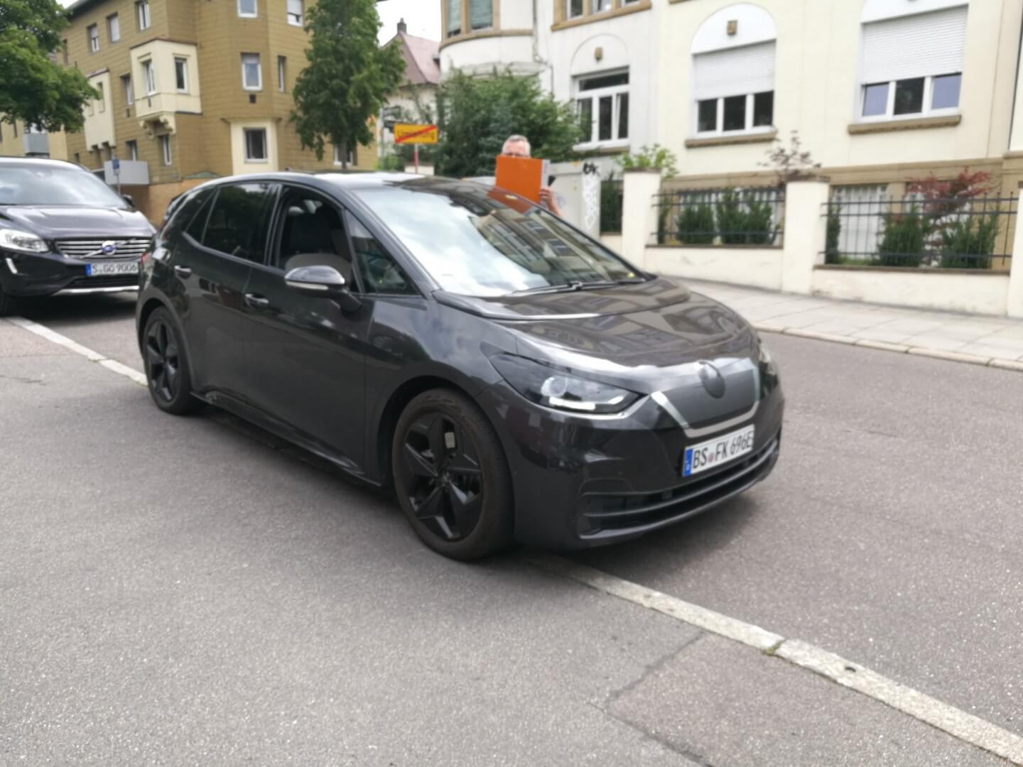 Volkswagen ID.3 без камуфляжа замечен на публике Volkswagen ID.3 без камуфляжа замечен на публике