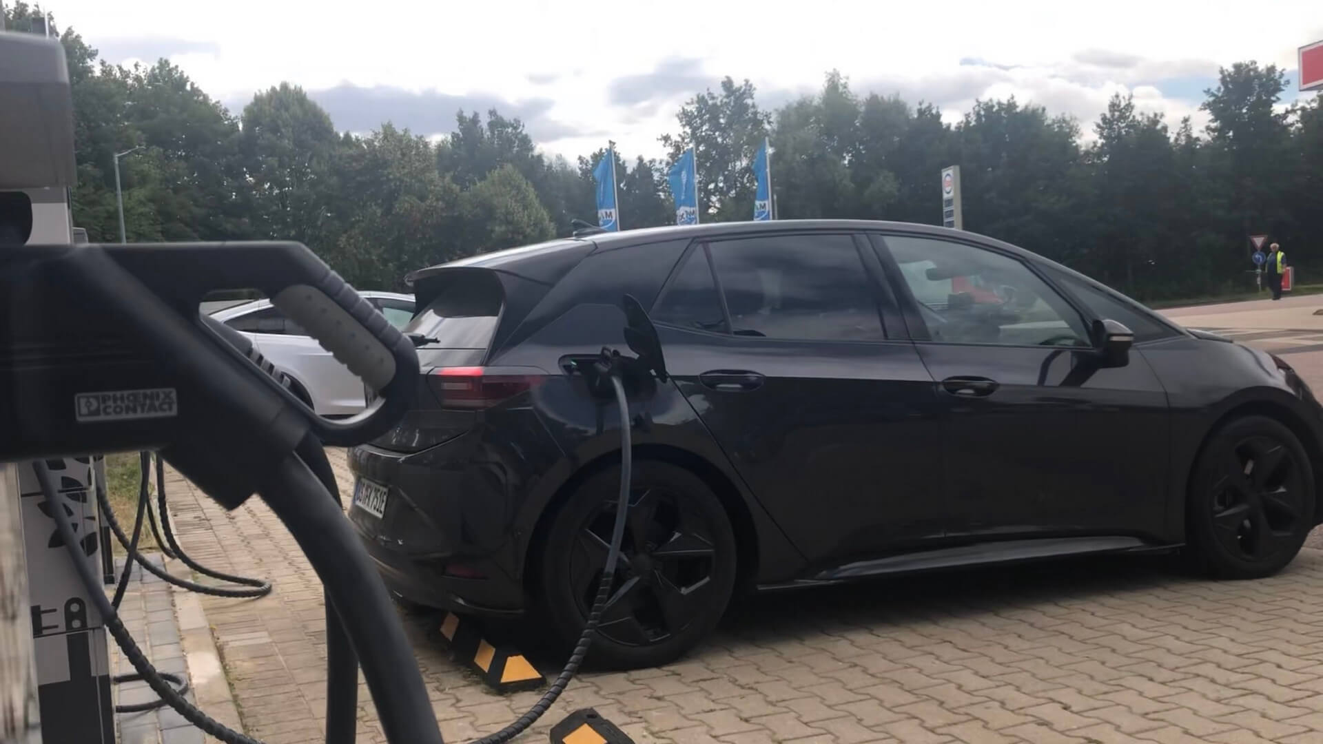 Прототип Volkswagen ID.3 на зарядке Прототип Volkswagen ID.3 на зарядке