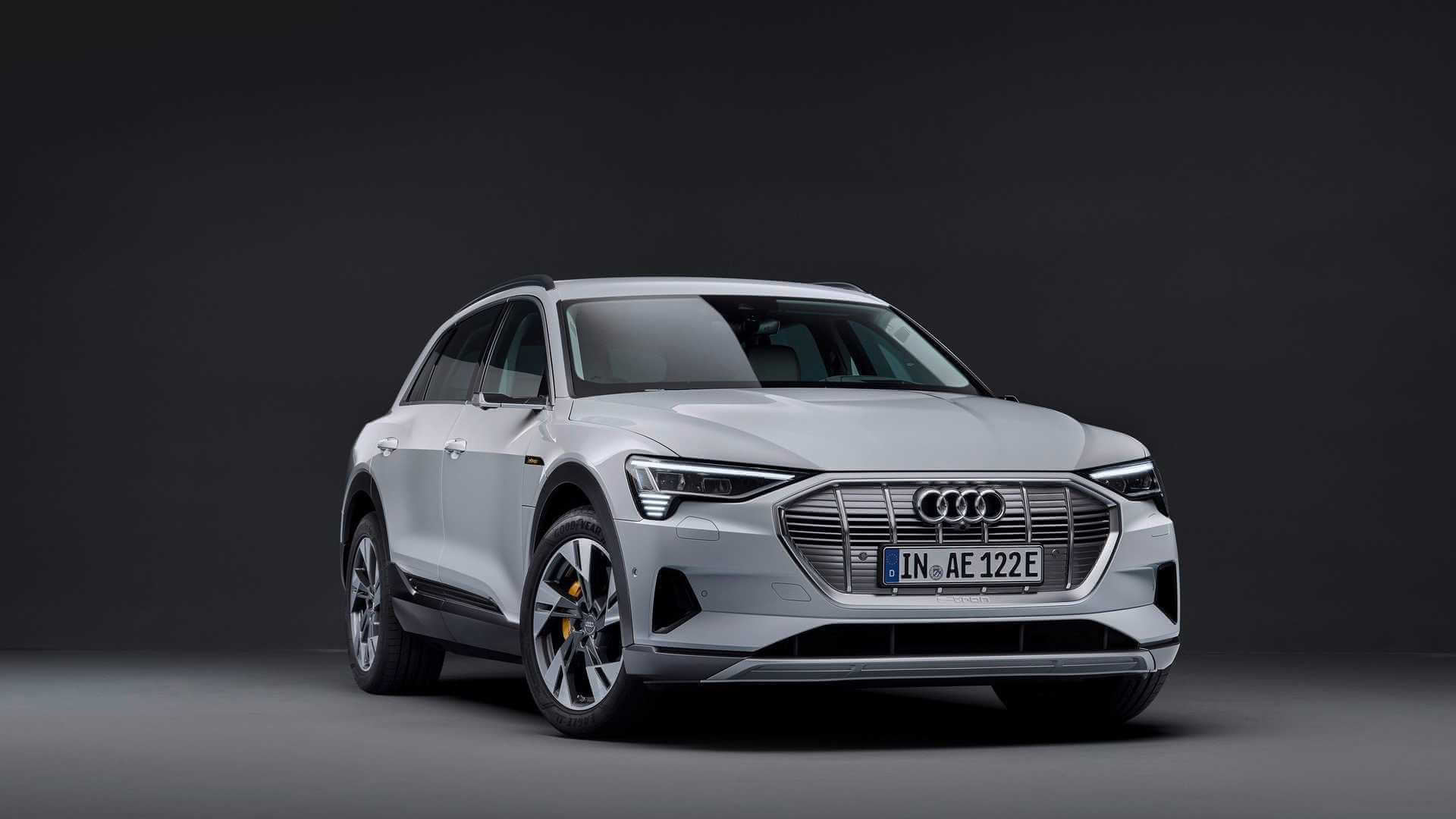 Audi представила более «дешевый» электрический кроссовер e-tron 50 quattro с меньшим аккумулятором Audi представила более «дешевый» электрический кроссовер e-tron 50 quattro с меньшим аккумулятором